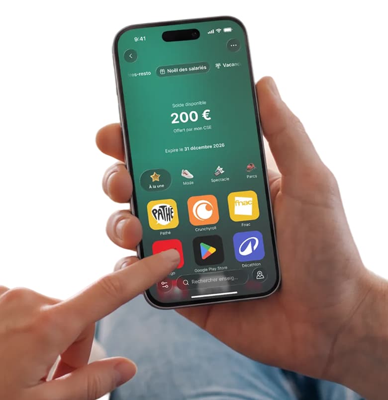 Bénéficiaire Swile utilisant sa carte cadeau dans l’app