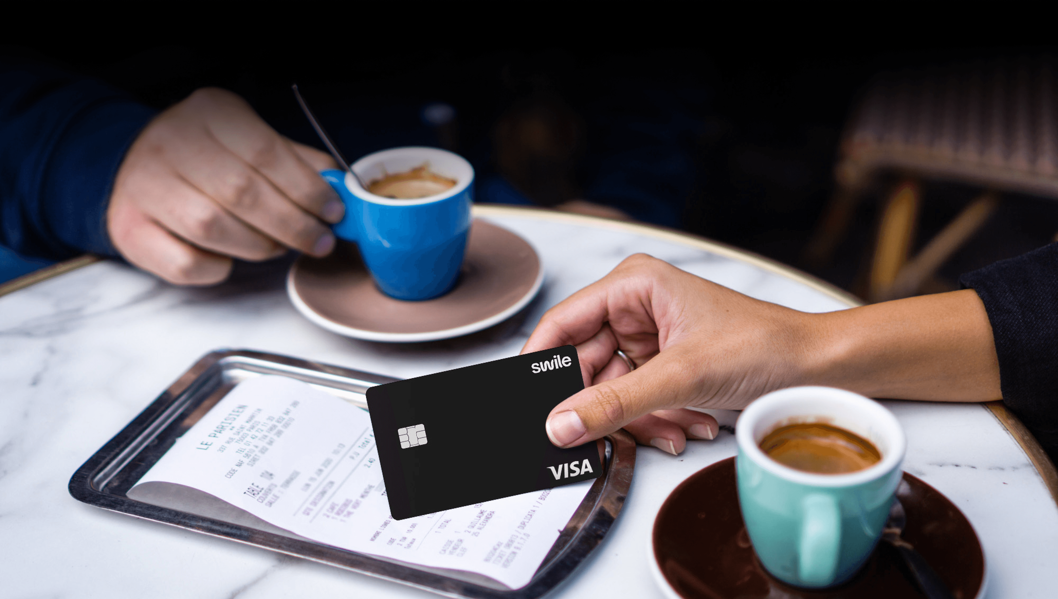 Scène de café avec paiement par carte Swile